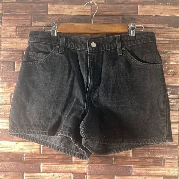 Vintage ‘96 Women’s Levi’s Black 941 Reg Fit Mom Shorts